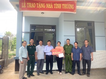 lam do ng trao tang nha tinh thuong cho gia dinh co hoan canh dac biet kho khan