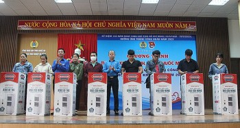 to chu c kham ca p phat thuoc va trao 300 suat qua cho cong nhan kho khan ta i qua n lien chie u