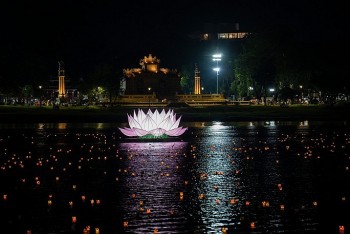 7 đóa hoa sen tỏa sáng trên sông Hương mừng đại lễ Phật đản