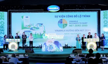 vinamilk cong bo lo trinh toi net zero 2050 va nha may trang trai dat trung hoa carbon dau tien