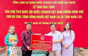 kieu bao o cac tinh nam lao duoc nhan nhung mon qua phuc vu hoc tieng viet