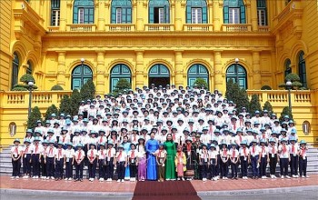 pho chu tich nuoc vo thi anh xuan gap mat doan dai bieu du trai he hoa huong duong
