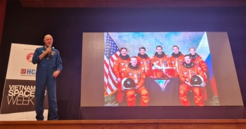 hoc sinh viet nam tro chuyen voi cuu phi hanh gia cua nasa