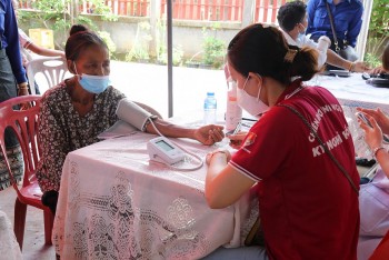 Đoàn tình nguyện hè thành phố Hồ Chí Minh phát thuốc miễn phí cho 500 hộ dân Lào