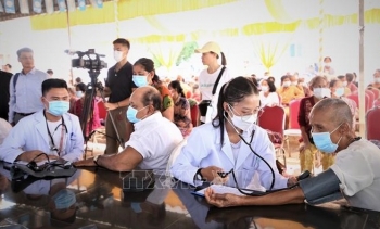 nguoi dan campuchia duoc bac si viet kham benh cap thuoc mien phi