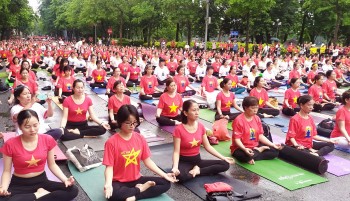 hon 1000 nguoi tham gia ki niem ngay quoc te yoga lan thu 9