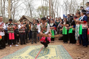 di tim truyen nhan tieng khen mong xu nghe