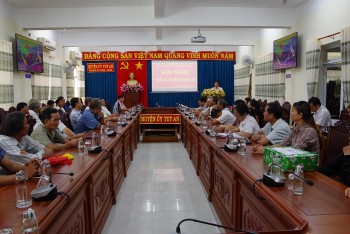 huyen tuy an phu yen trung doan 196 hai quan tang qua ngu dan