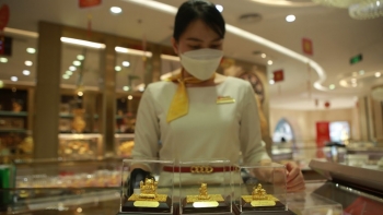 gia vang di ngang ty gia trung tam di len