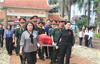 moc chau son la an tang hai cot liet sy viet nam hy sinh tai lao