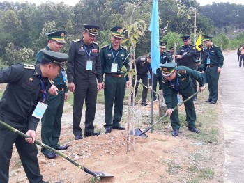 Nhiều hoạt động giao lưu giữa sỹ quan trẻ biên phòng Việt Nam và Lào