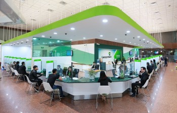 vietcombank tang 5 loai phi lien quan toi dich vu the