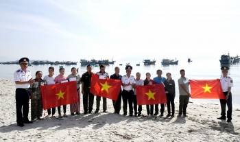 Cảnh sát biển đồng hành cùng ngư dân tỉnh Khánh Hòa