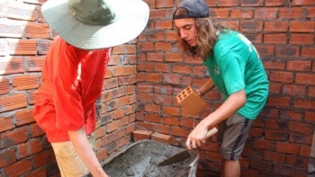 Học sinh tình nguyện Mỹ xây nhà nhân ái ở Quảng Ngãi