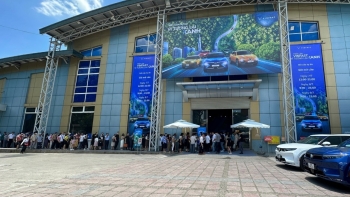 Hàng ngàn người dùng chen chân tới triển lãm VinFast ngay ngày đầu mở cửa