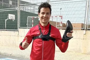 vua toc do pha ky luc chay 100m the gioi bang giay cao got