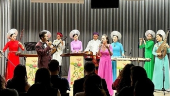 Song tấu piano và nhạc cụ tre nứa truyền thống Việt tại Singapore