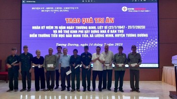 nghe an trao 200 sua t qua cho cac gia dinh chinh sach tai huye n mie n nu i tuong duong