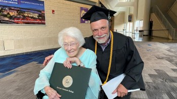 Cụ ông 72 tuổi nhận bằng đại học bên người mẹ 98 tuổi