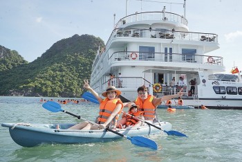 tre em va nguoi gia duoc mien giam phi tham quan vinh ha long bai tu long