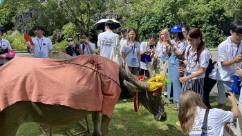 thanh nien kieu bao thich thu khi duoc trai nghiem cheo thuyen ngam canh tai trang an