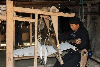 Phụ nữ người La Chí nhọc nhằn giữ nghề dệt