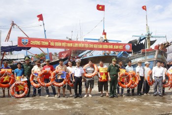 vung 4 hai quan tang qua va kham benh cap thuoc mien phi cho ngu dan tinh ninh thuan