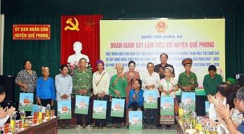 nghe an tang qua cho gia dinh chinh sach nguoi co cong tren dia ban hai huyen que phong va tuong duong