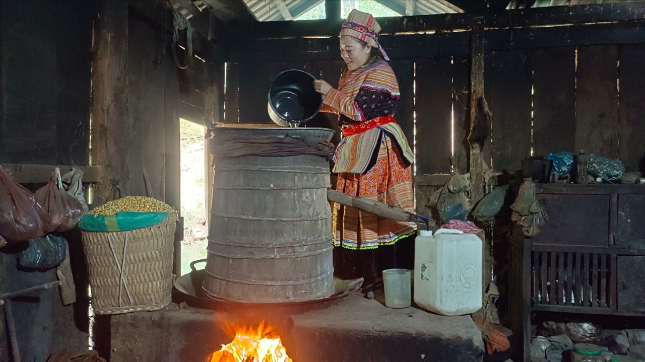 Nồng nàn hương vị rượu ngô của người Mông ở Vàng Lếch