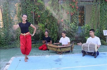 co gai khmer tam huyet voi nhung dieu mua cua dan toc