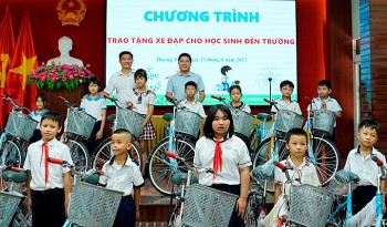 thu a thien hue trao 70 chiec xe dap cho hoc sinh ngheo tren dia ban thi xa huong thuy