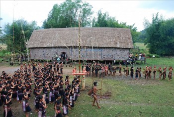 nhung ngoi nha rong cua nguoi ba na o kong chro