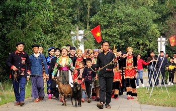 nhieu hoat dong vui tet doc lap tai lang van hoa du lich cac dan toc viet nam