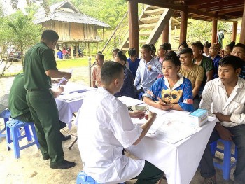 dien bien hon 200 nguoi dan khu vuc bien gioi duoc kham benh cap thuoc mien phi