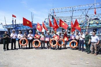 vung 4 tang qua va kham benh cap thuoc cho ngu dan tinh khanh hoa