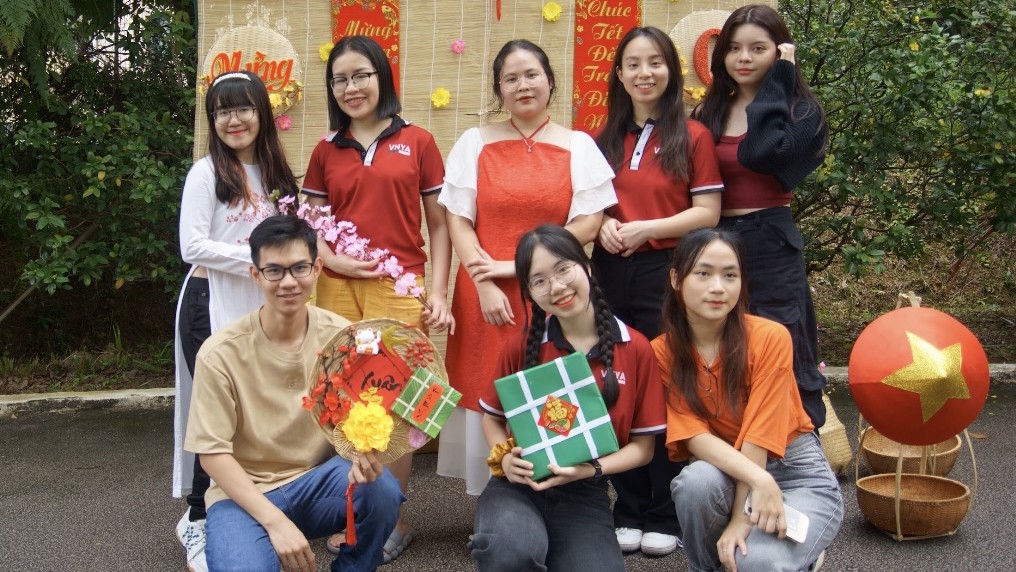 Người gắn kết hoa sen và phong lan trên logo quan hệ Việt Nam - Singapore