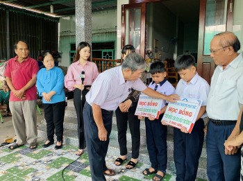 chia se dong vien con trai cua cong dan dung cam cuu nguoi