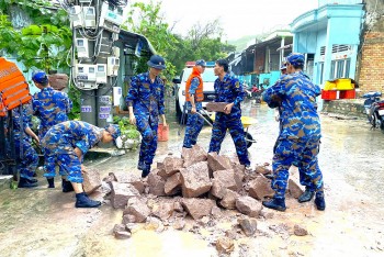 kien giang can bo chien si hai quan cung ba con khac phuc hau qua thien tai