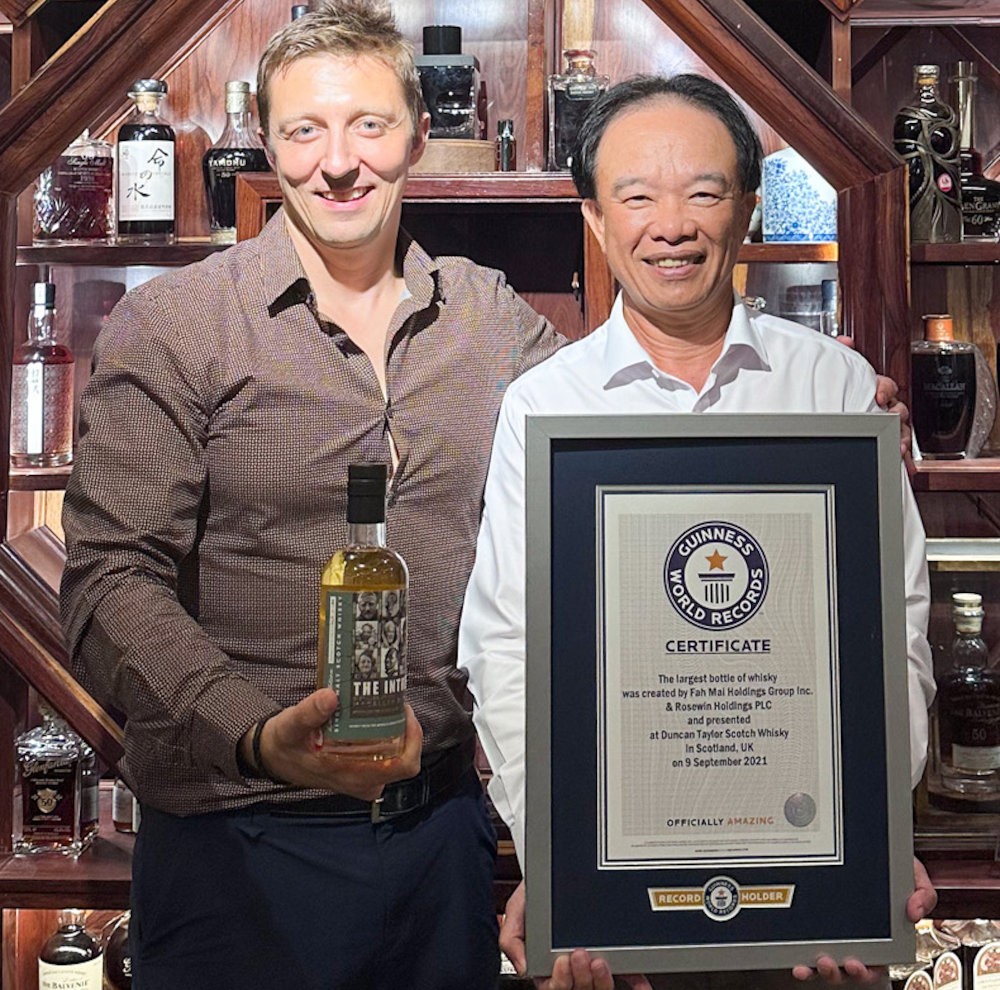 Chủ nhân chai whisky lớn nhất thế giới là người Việt