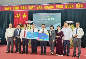 hoc sinh kho khan cua gia lai duoc tang sach giao khoa moi