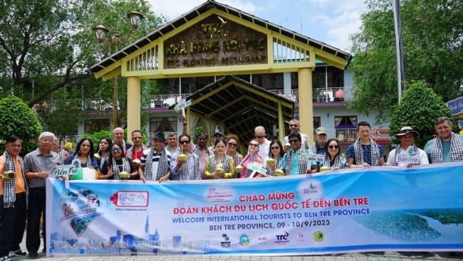 Đoàn Farmtrip quốc tế trải nghiệm du lịch sông nước Bến Tre