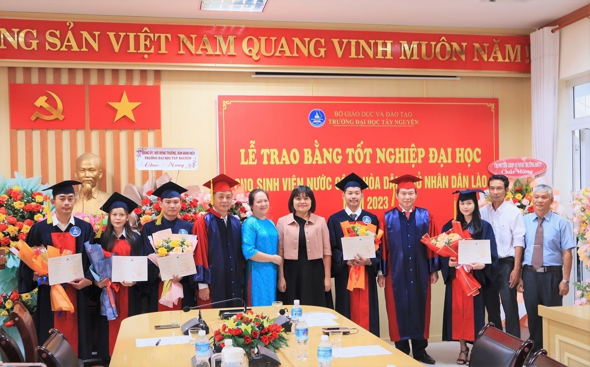 Trao bằng tốt nghiệp Đại học cho 10 tân bác sĩ, kỹ sư, cử nhân nước bạn Lào