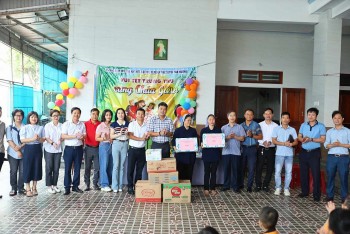 tang qua cho tre em mo coi khuyet tat va vung kho khan o nghe an