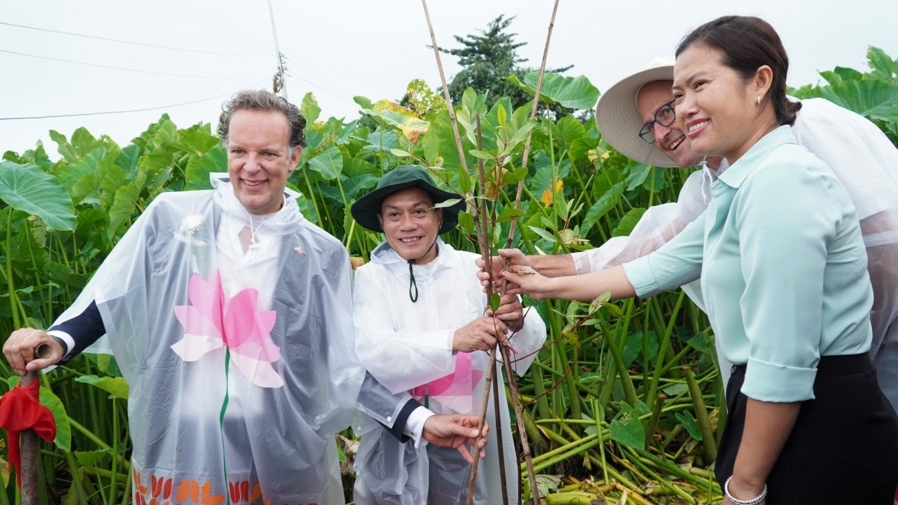 Tổng Lãnh sự Hà Lan tại TP HCM trồng 1000 cây bần chống xói lở bờ sông tại Cần Thơ