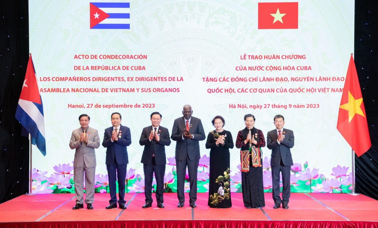 Lãnh đạo Quốc hội Việt Nam nhận phần thưởng cao quý của nước Cộng hòa Cuba