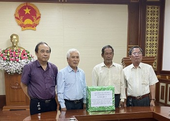 tang 120 bo sach giao khoa do dung hoc tap cho hoc sinh nguoi goc viet o campuchia