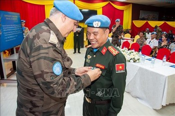 unmiss trao huy chuong gin giu hoa binh lhq cho 3 si quan cong an viet nam