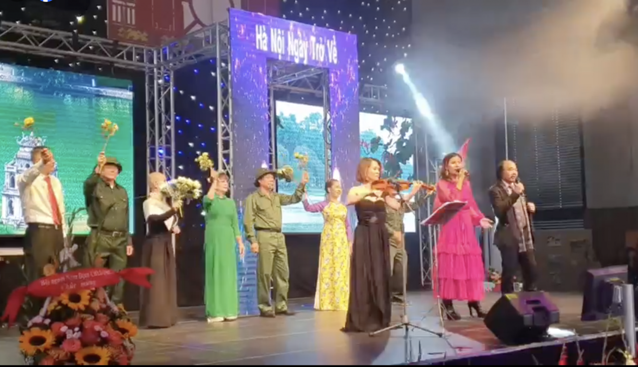 nguoi ha noi tai chlb duc chao mung ngay giai phong thu do