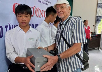 CHIA tặng gần 700 đôi giày cho người dân khó khăn huyện Phú Ninh (Quảng Nam)