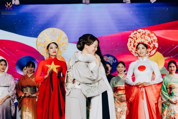 Ấn tượng "Sắc thu Việt - Nhật": Tôn vinh vẻ đẹp áo dài và kimono